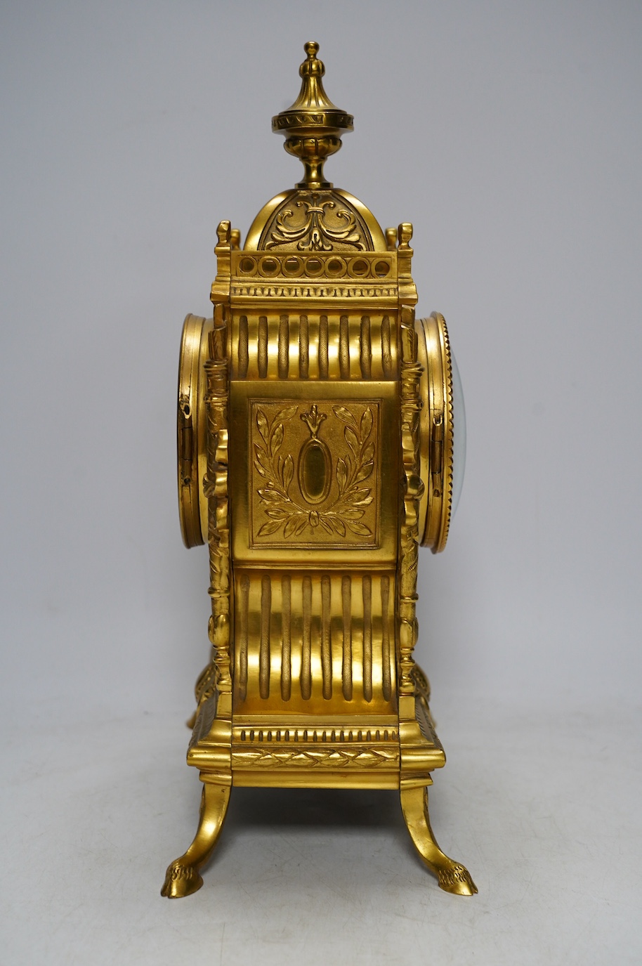 An early 20th century French ormolu mantel clock with key and pendulum, 33cm. Condition - good, not tested as working